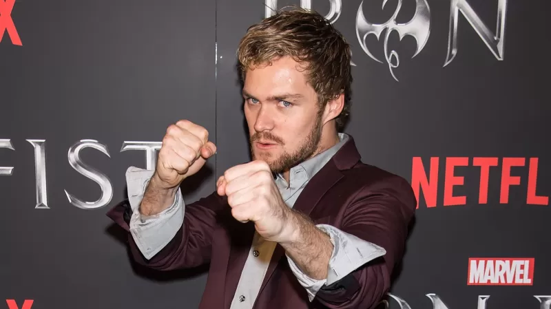 `` Donnez-moi une chance f *** '' - l'acteur de fer Finn Jones «très conscient» des critiques, mais veut «prouver que les gens ont tort»