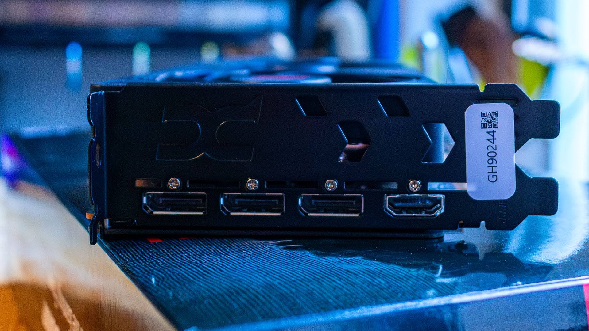 RTX 5070 TI vs. RX 9070 XT: battaglia di GPU